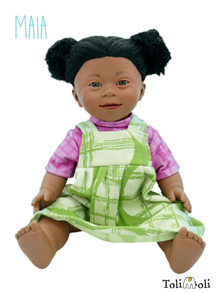 *Maia* Schwarze Puppe mit Down Syndrom, mit Afrohaaren